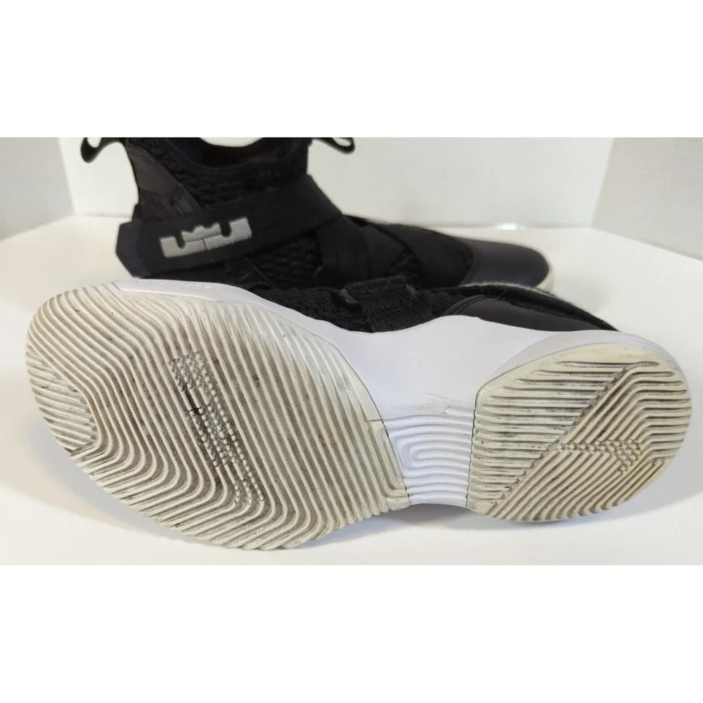 Nike LeBron‎ Soldier 12 basketball shoes Mens size 5.5, black and white